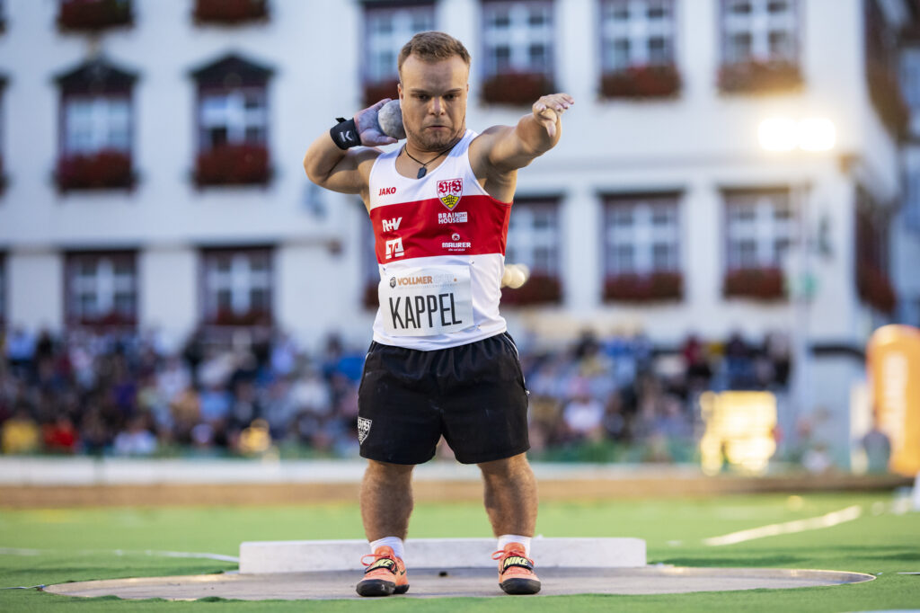 Der kleinwüchsige Kugelstoßer Niko Kappel kurz vor einem Stoß in Biberach an der Riß 2022