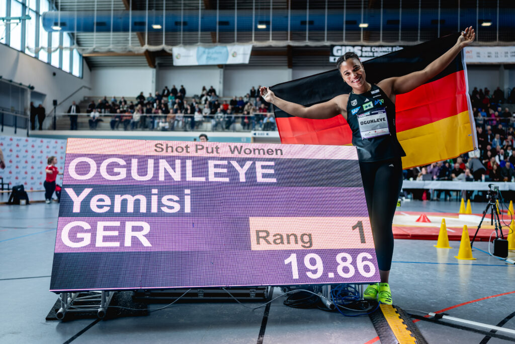 Olympiasiegerin Yemisi Ogunleye kratzt an den 20 Metern